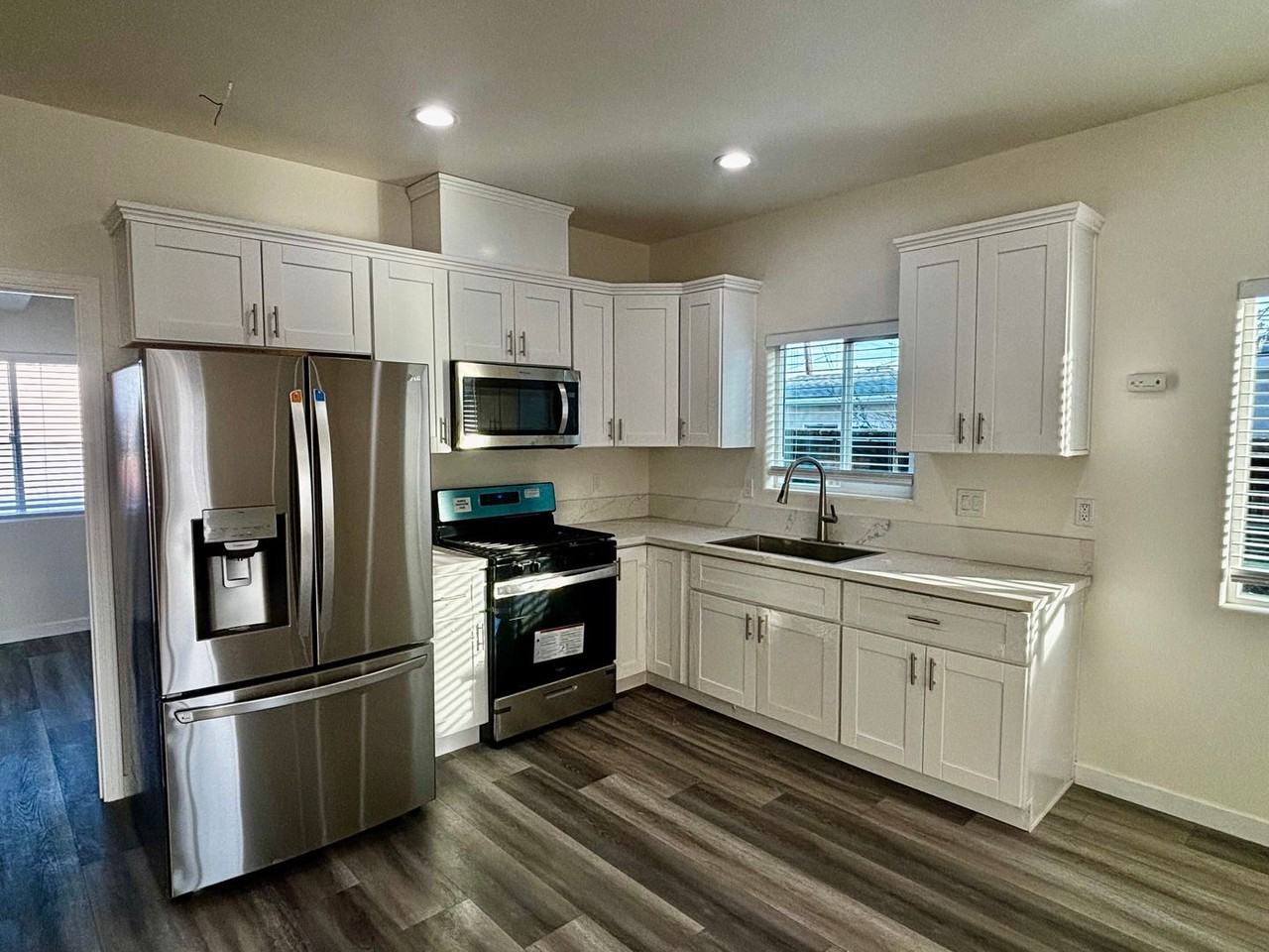 3021 46th St - Photo 2 of 13