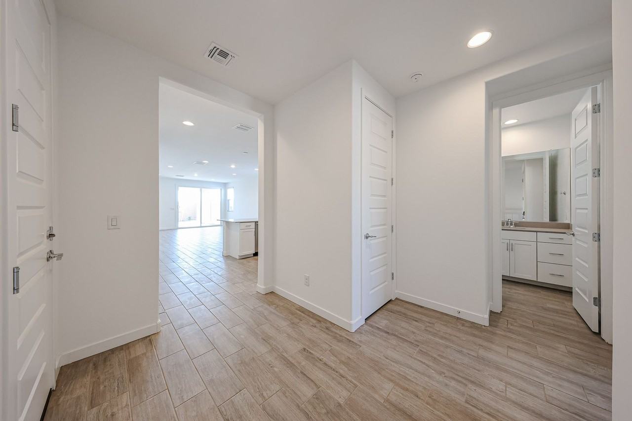 15875 W Kendall St - Photo 5 of 44