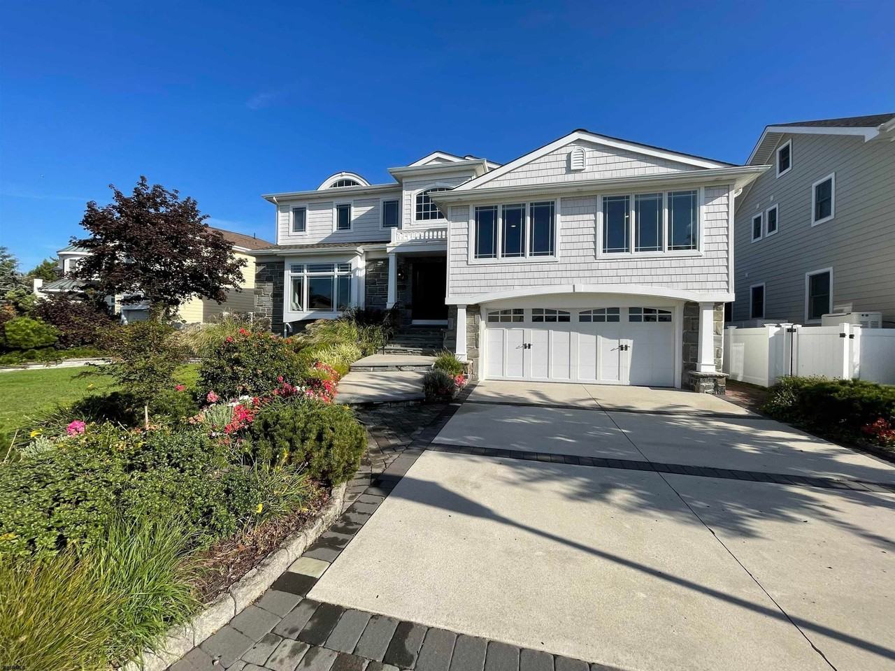 7801 Bayshore Dr - Photo 2 of 50