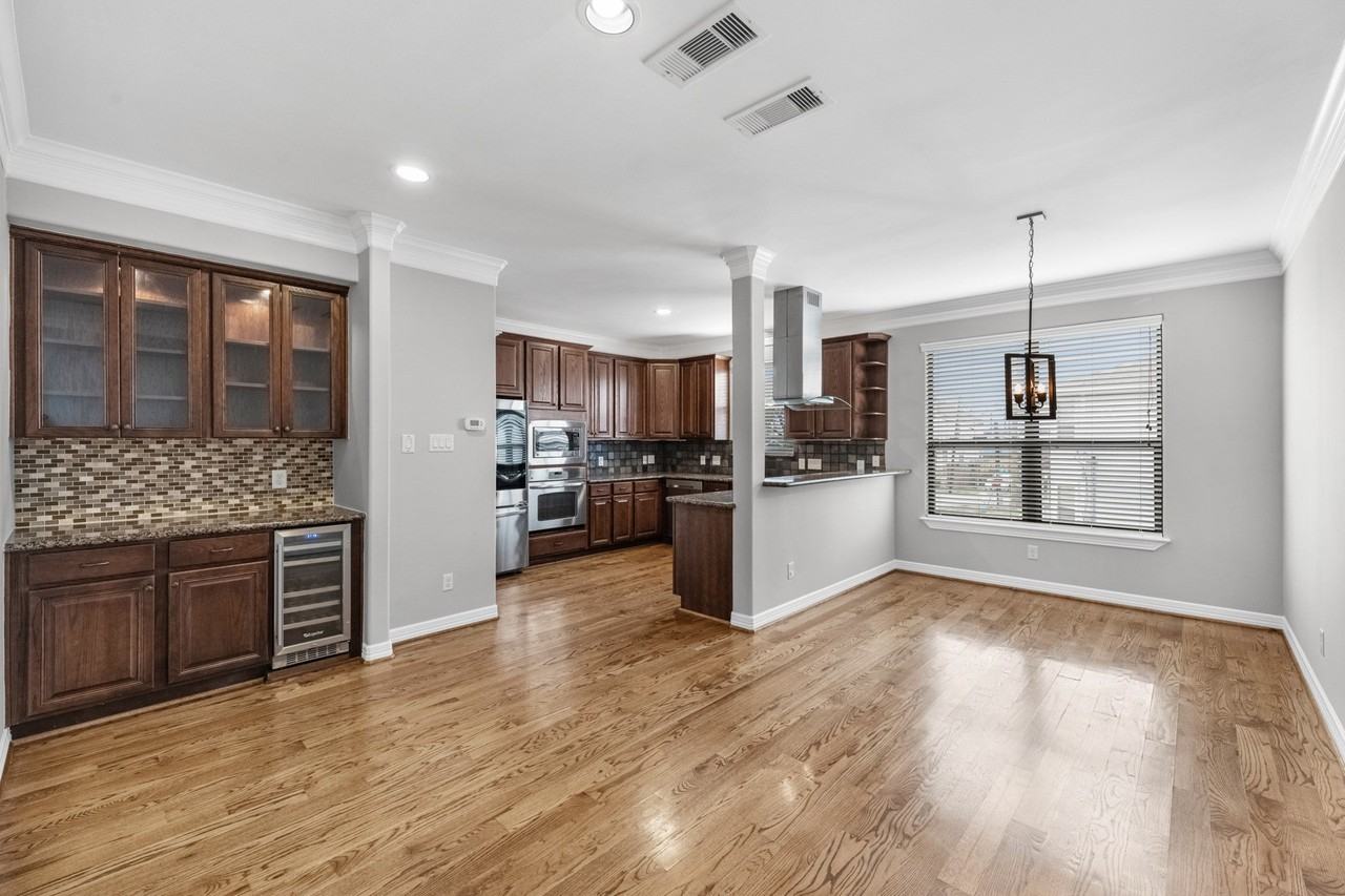 901 Alexander St - Photo 4 of 27