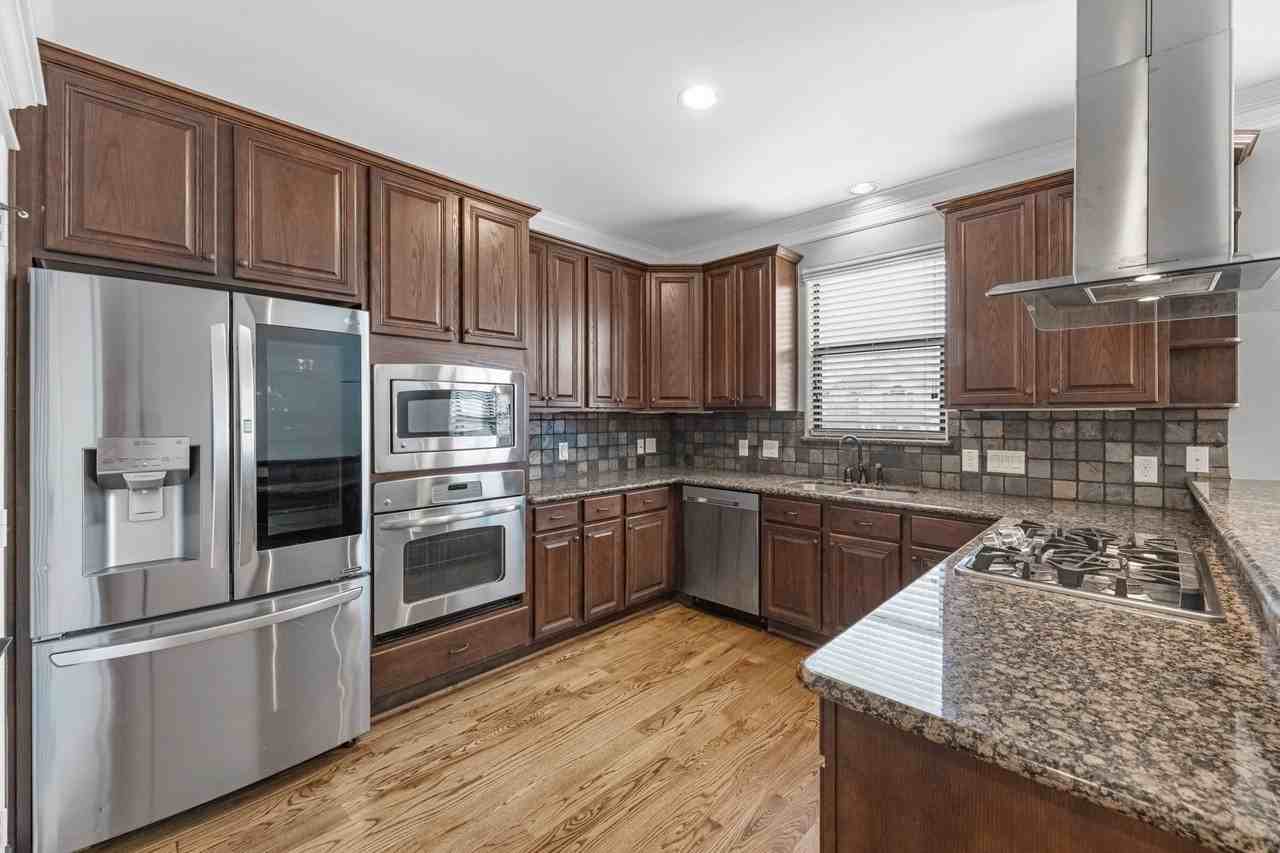 901 Alexander St - Photo 5 of 27