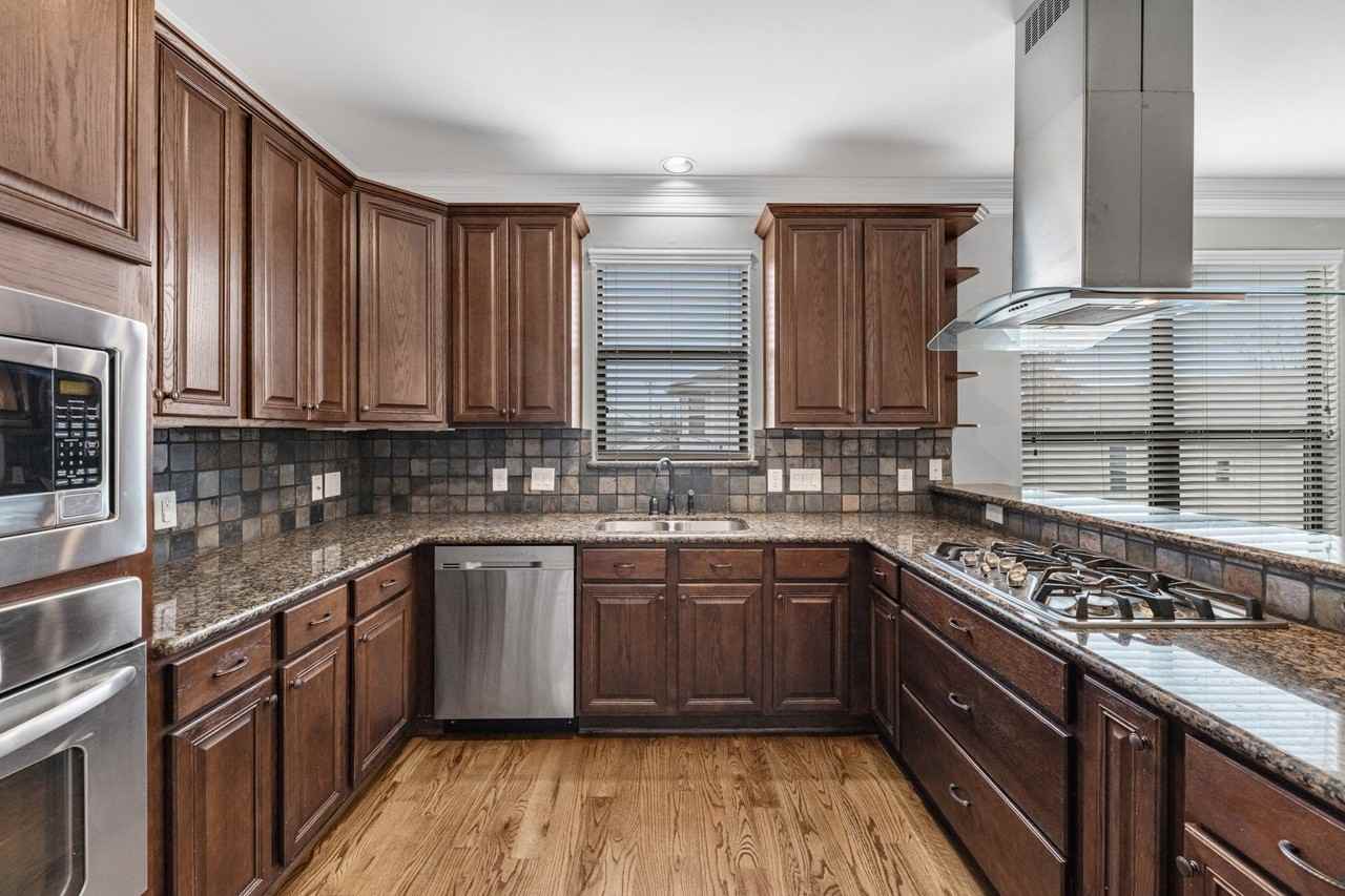 901 Alexander St - Photo 6 of 27