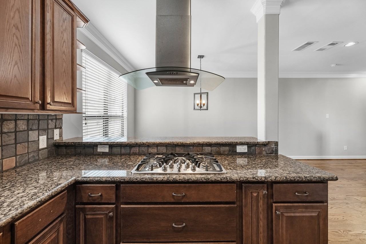 901 Alexander St - Photo 7 of 27