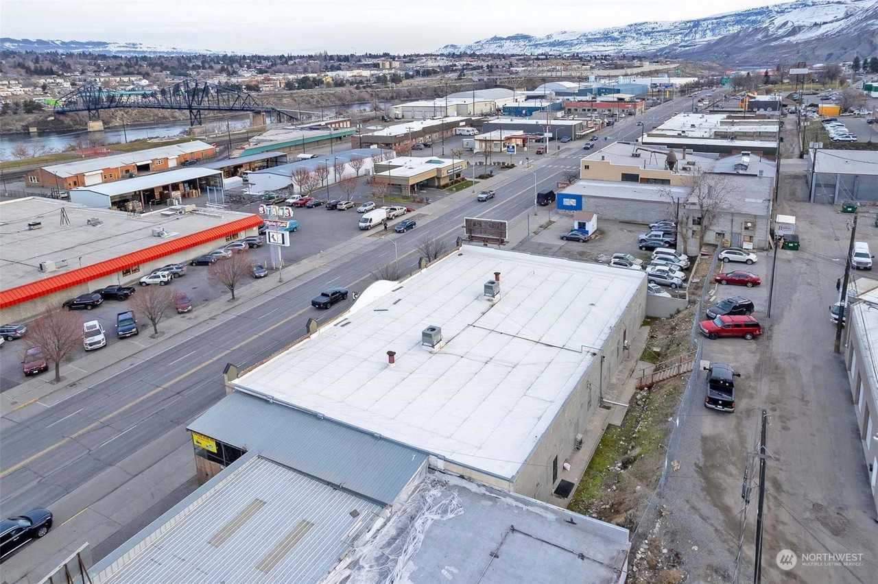 736 S Wenatchee Ave - Photo 3 of 37