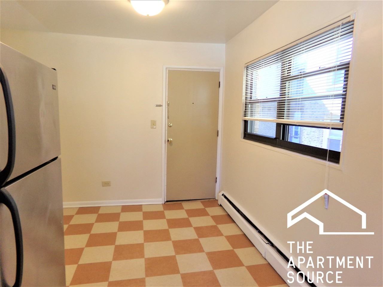 1644 W Sherwin Ave #2C - Photo 3 of 10