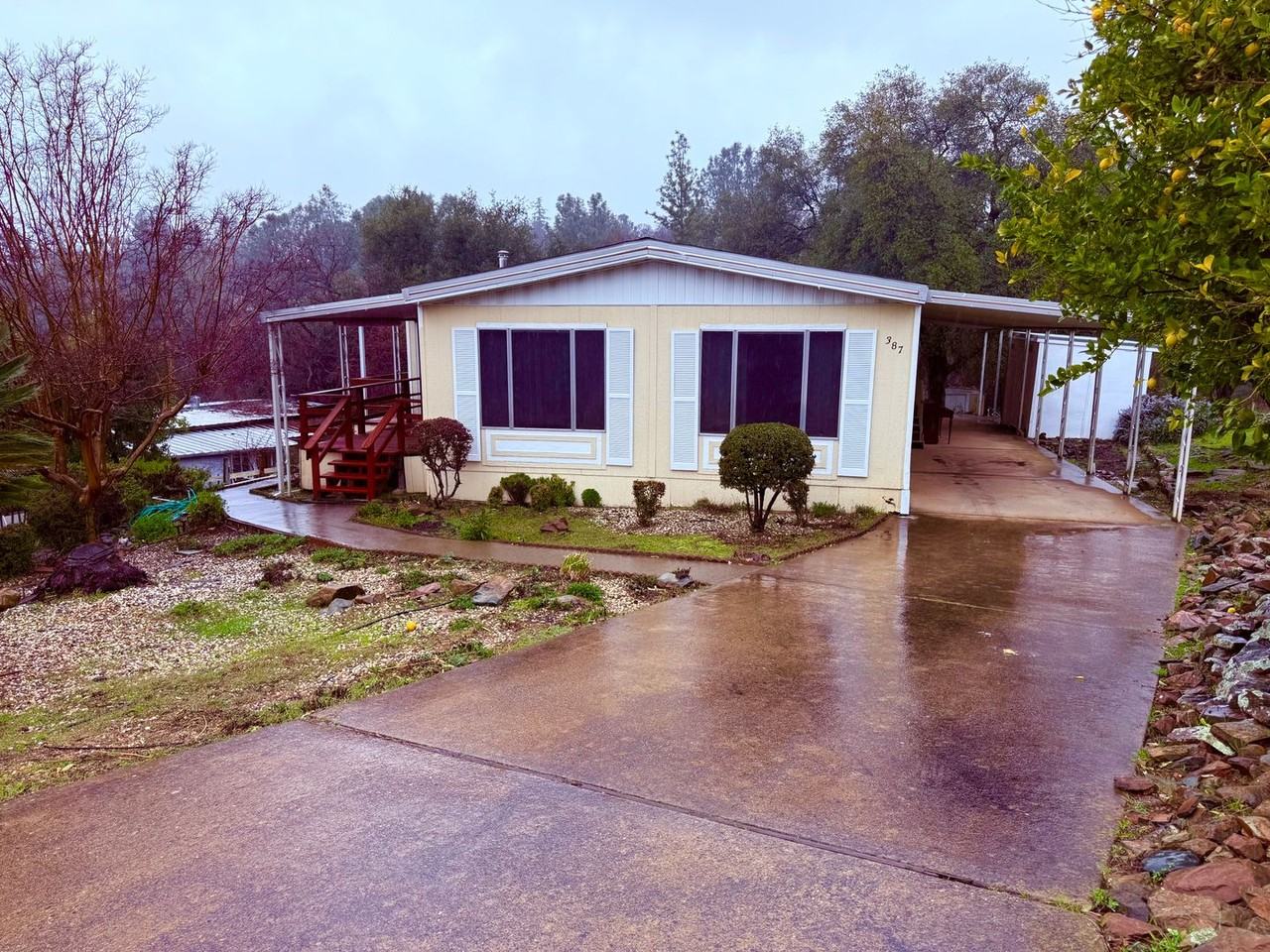 387 Lodgeview Dr - Photo 2 of 29