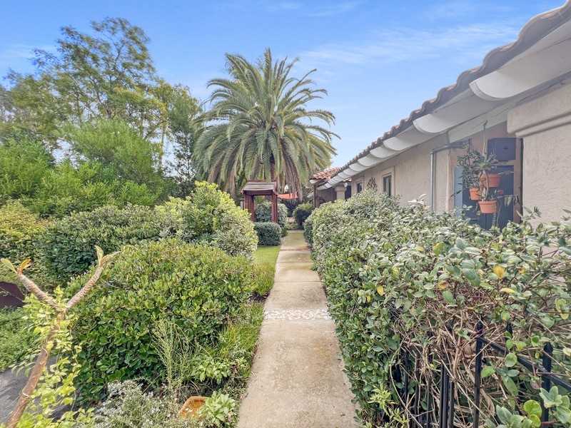 311 Saratoga Gln - Photo 2 of 23