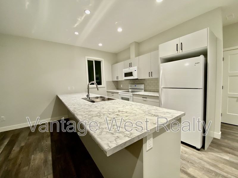 700 Dehart Ave - Photo 3 of 10