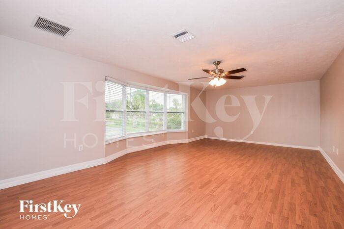 1351 Tanglewood Pkwy - Photo 3 of 15