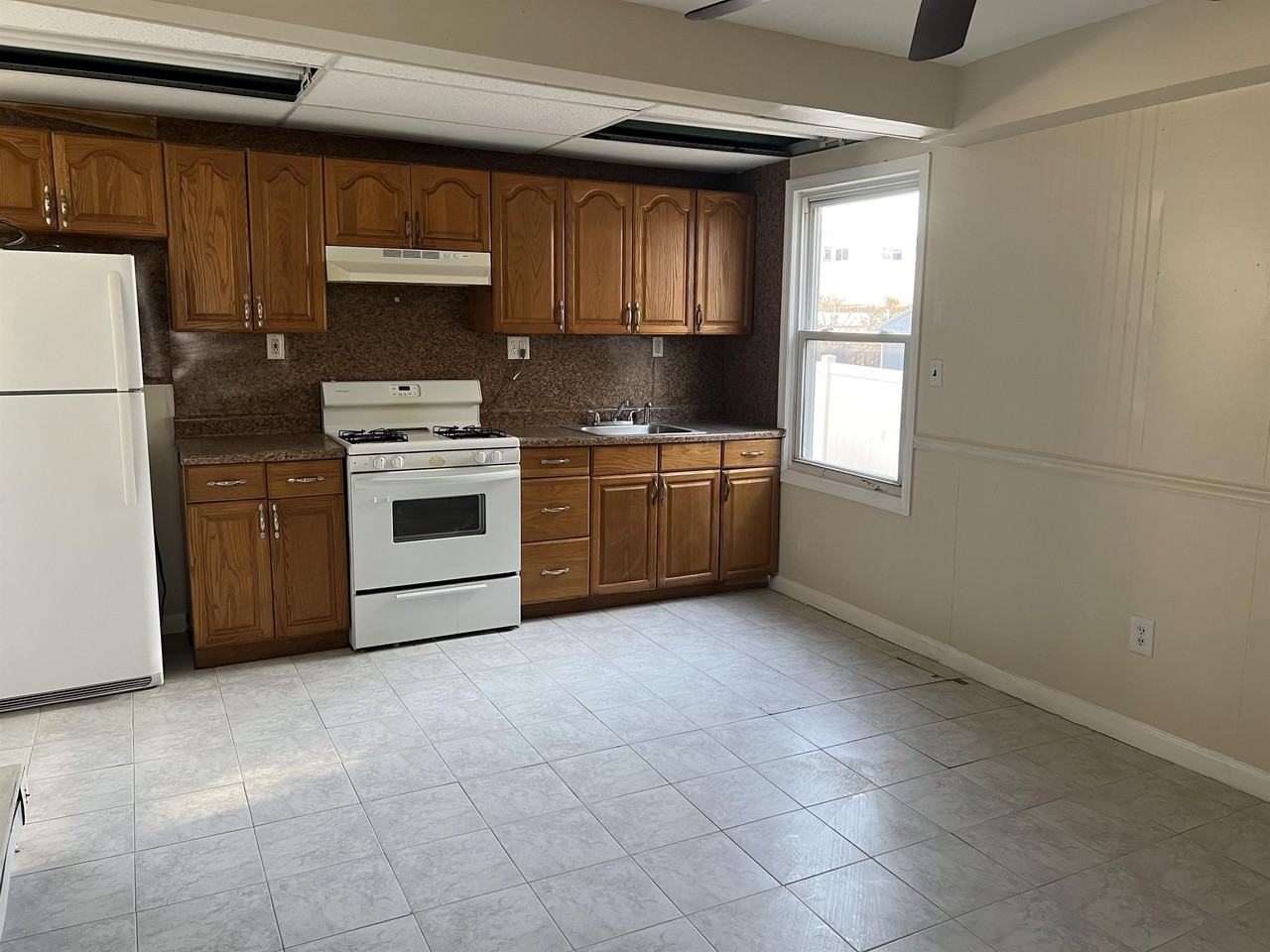 225 East Cresse Avenue - Photo 3 of 10