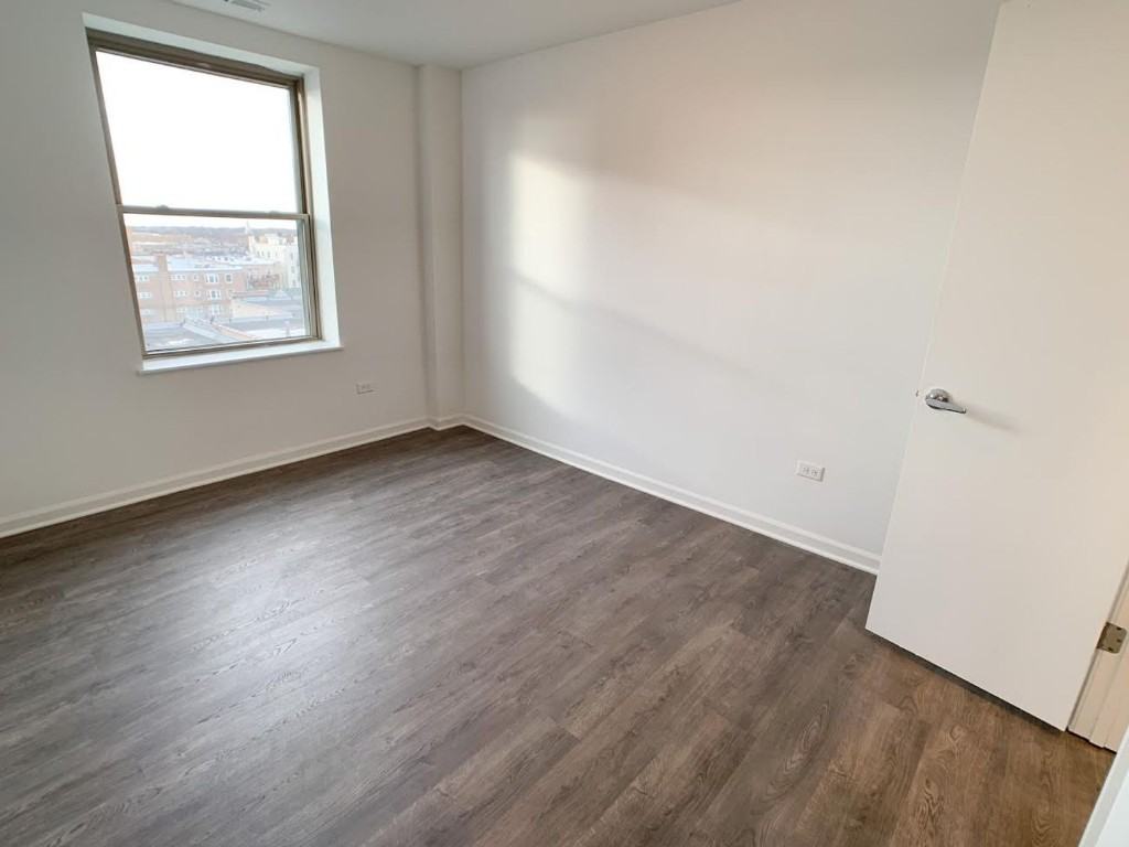 940 W Winona St #609 - Photo 4 of 13