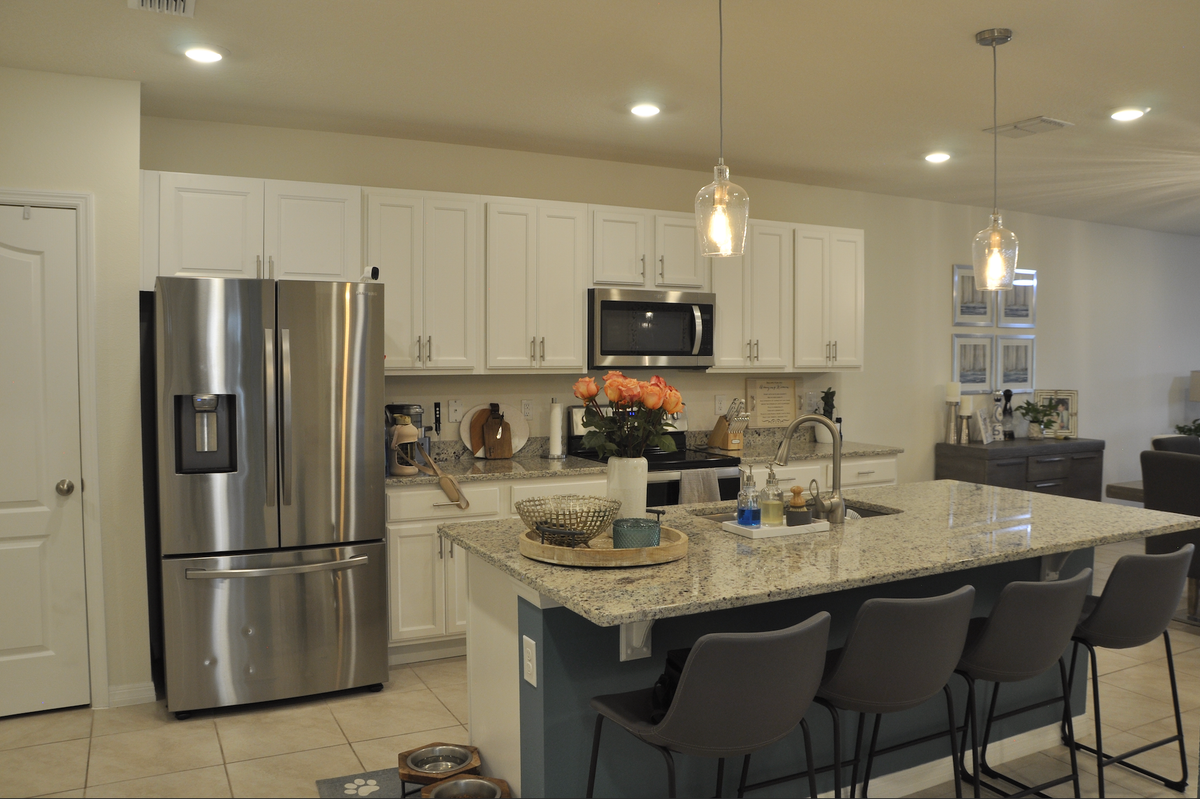 2726 Sunkissed Dr - Photo 2 of 9