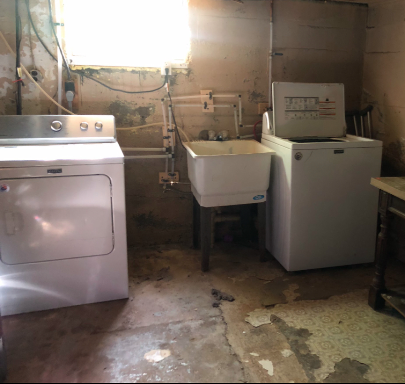 220 W Riverside Dr - Photo 2 of 3