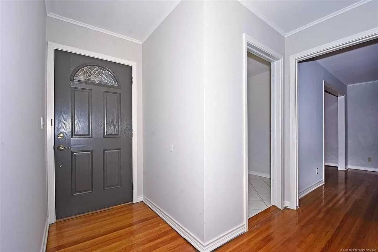 1527 E 54th Pl - Photo 3 of 19