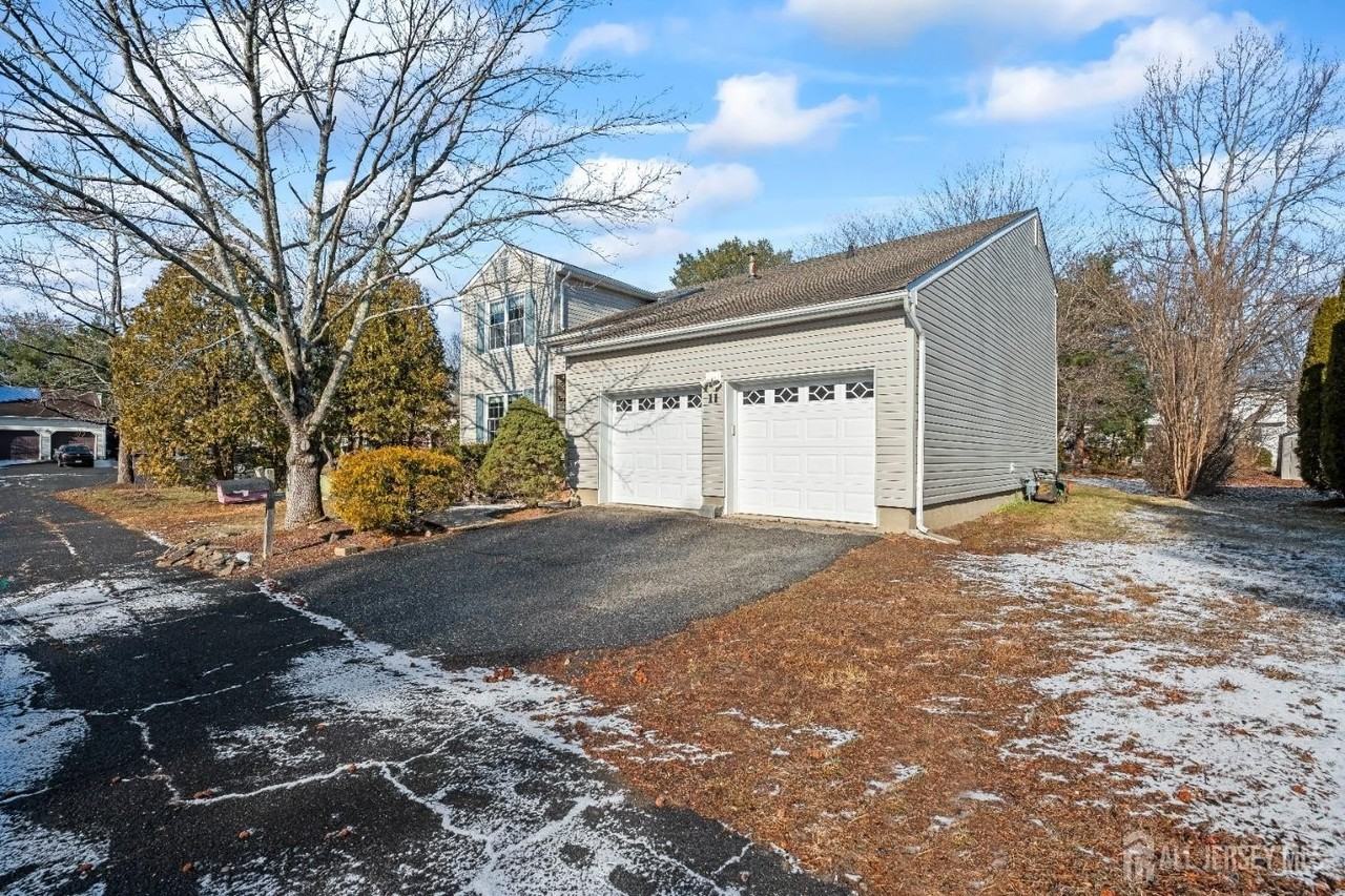 11 Vreeland Ct - Photo 3 of 44