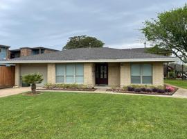 featured image of 102 Mechanic St