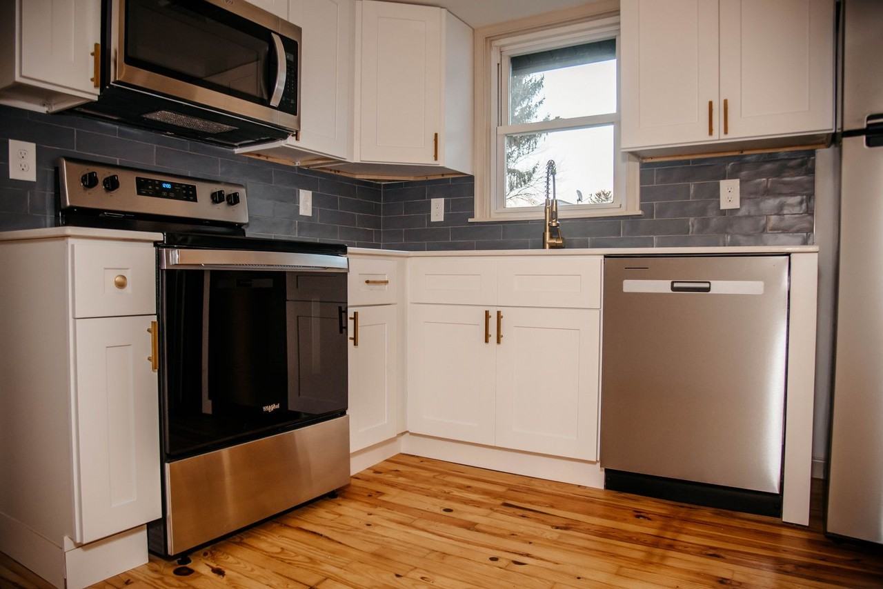 219 Noble St - Photo 3 of 15