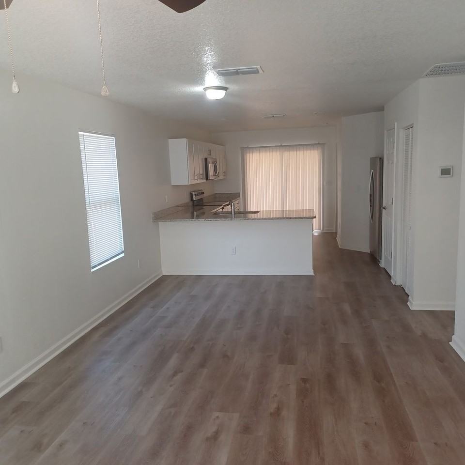 908 W 9th St - Photo 2 of 23