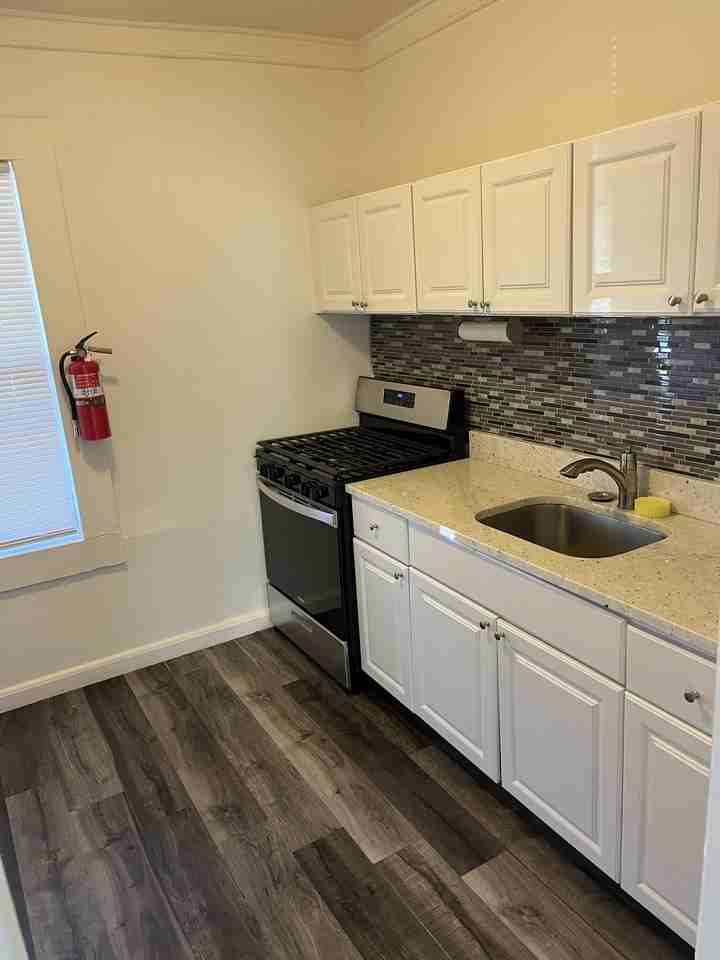 120 Spruce St #B - Photo 5 of 9