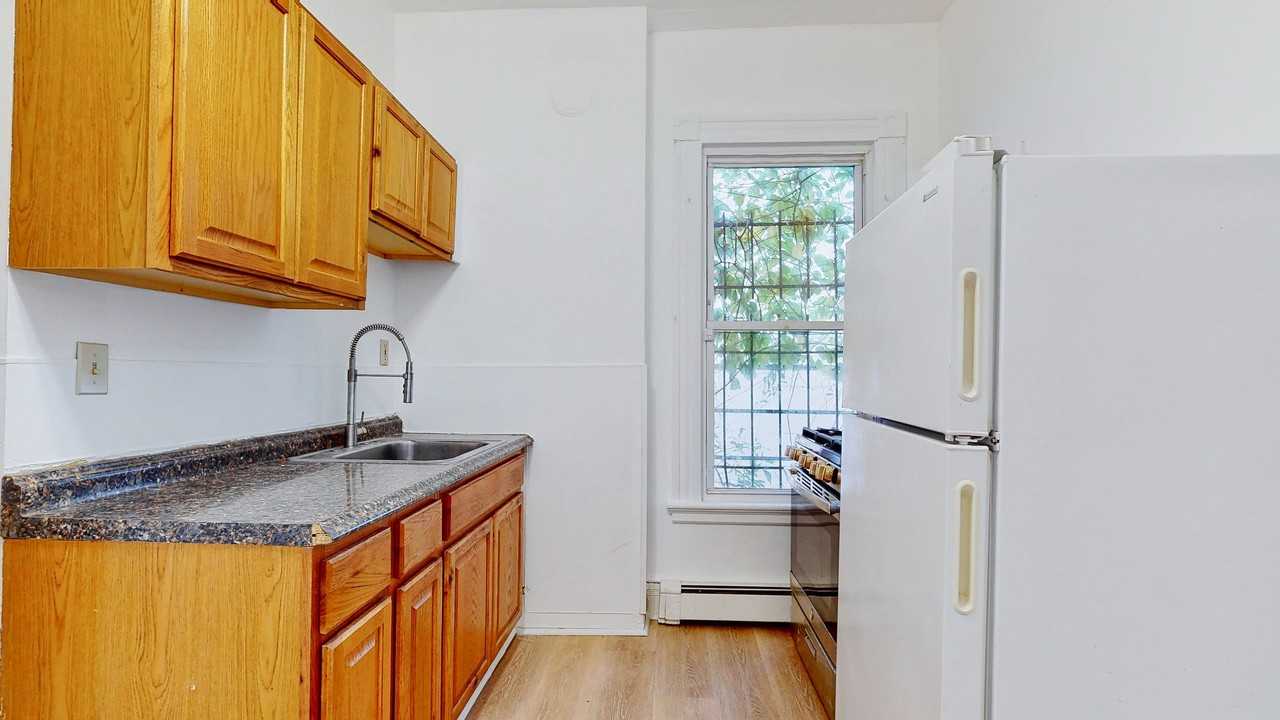382 Crown St - Photo 2 of 24