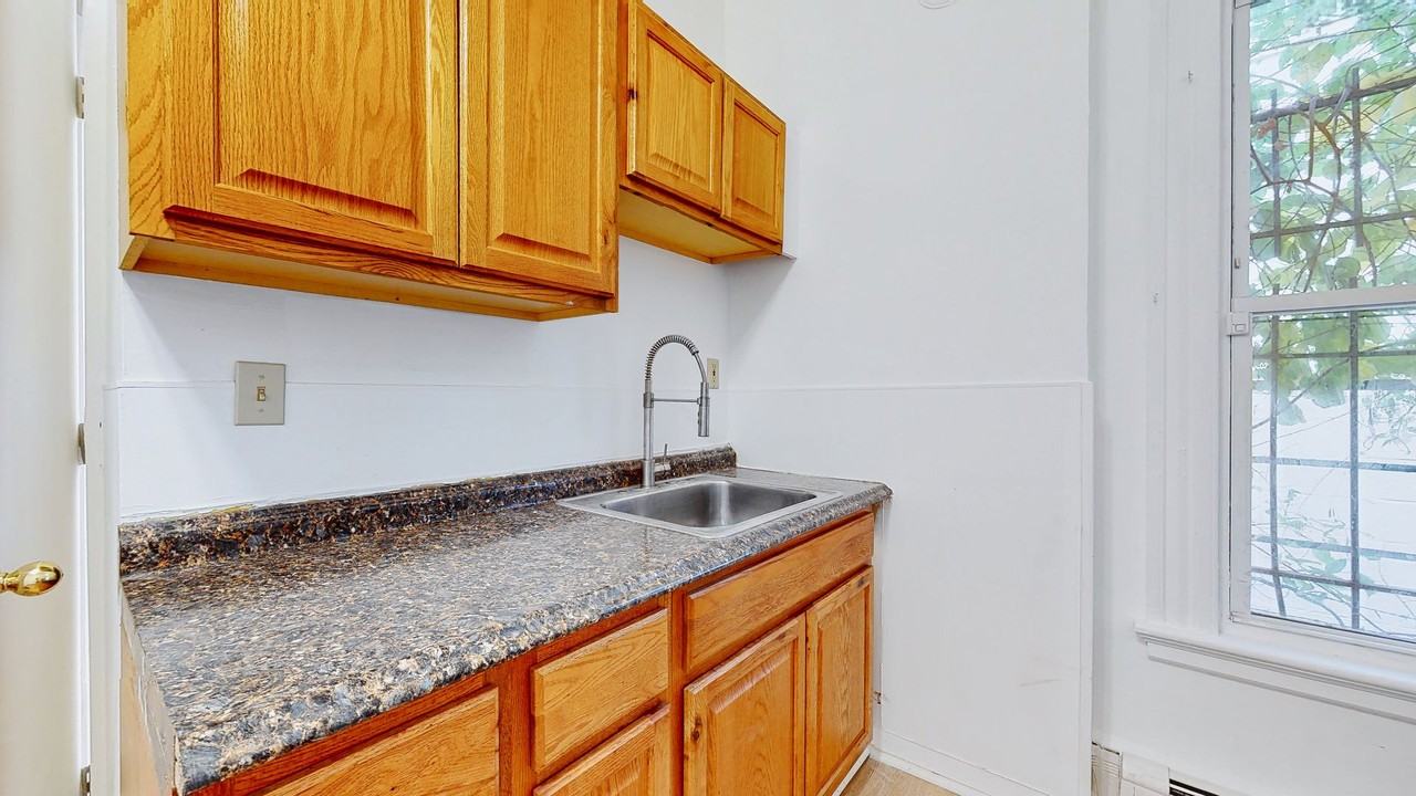 382 Crown St - Photo 4 of 24