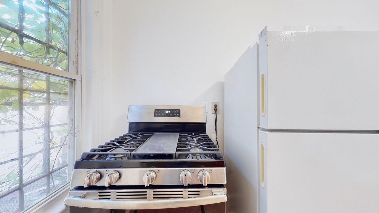 382 Crown St - Photo 5 of 24
