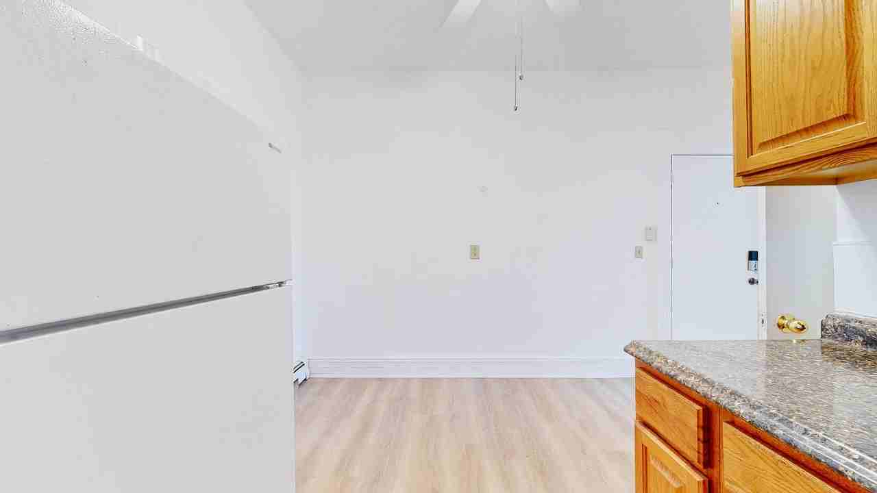 382 Crown St - Photo 6 of 24
