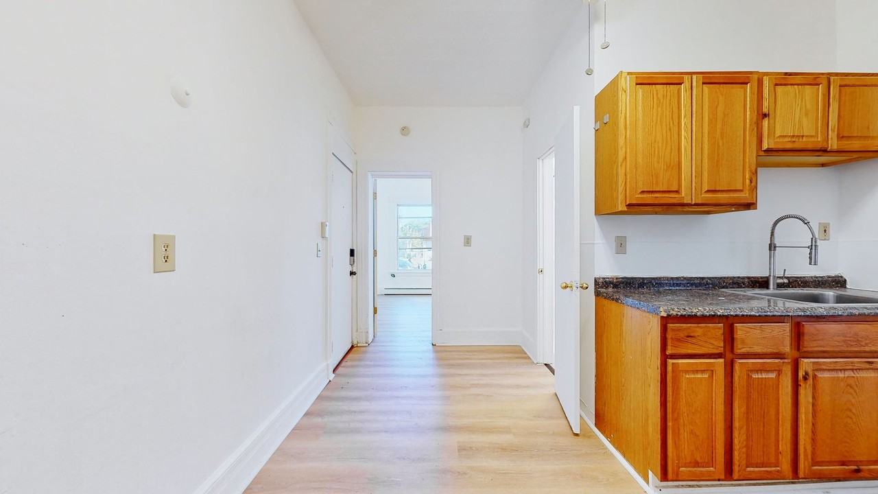382 Crown St - Photo 7 of 24
