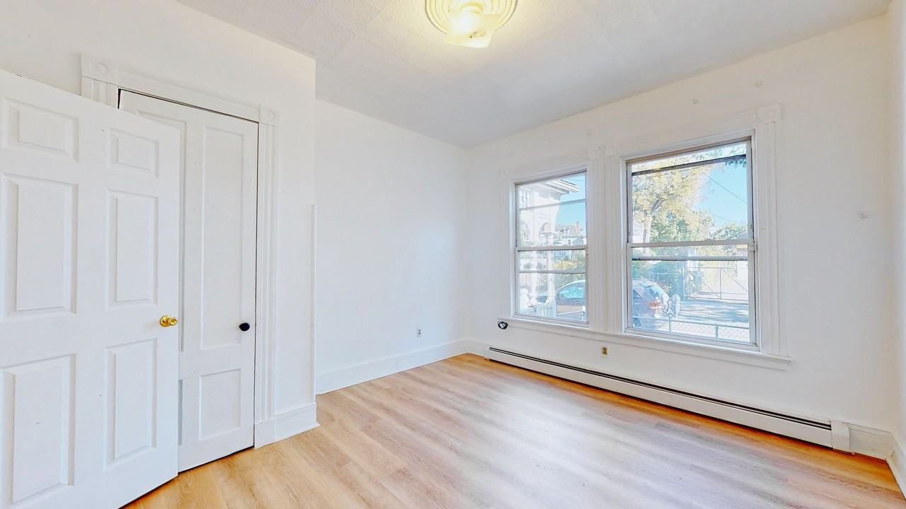 382 Crown St - Photo 4 of 26