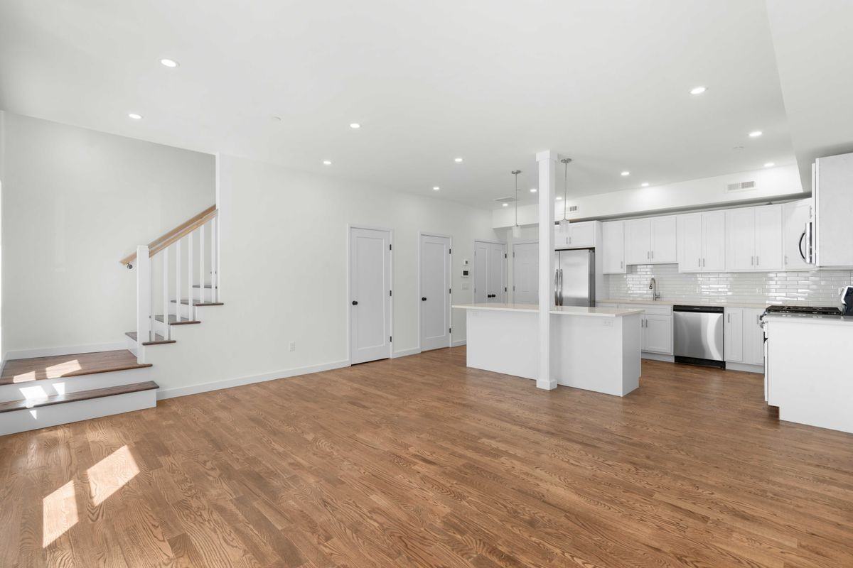 583 Gregory St - Photo 2 of 13