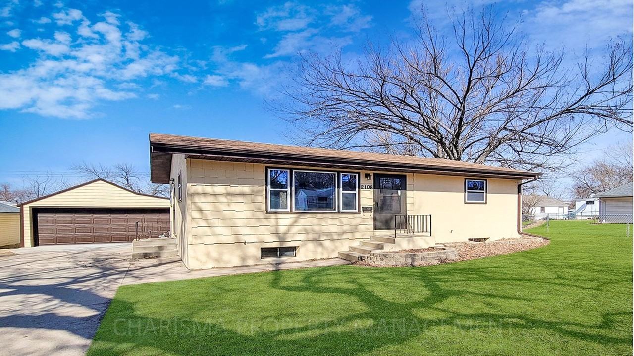 2108 W 15th St - Photo 3 of 34