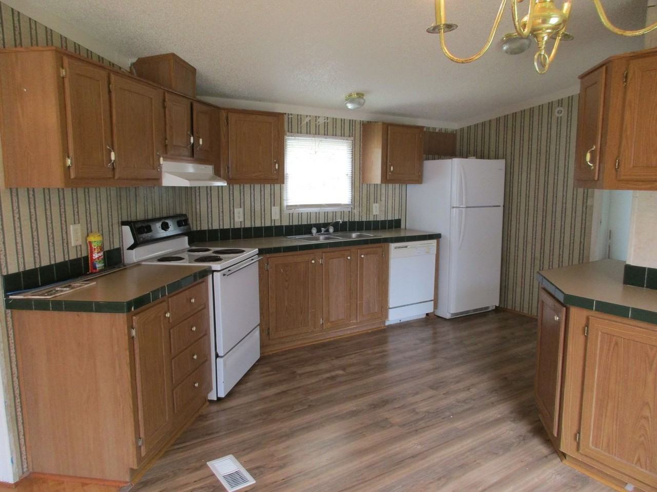 921 Seneca Dr - Photo 4 of 16