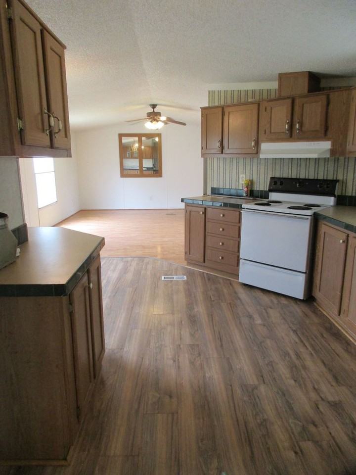 921 Seneca Dr - Photo 5 of 16