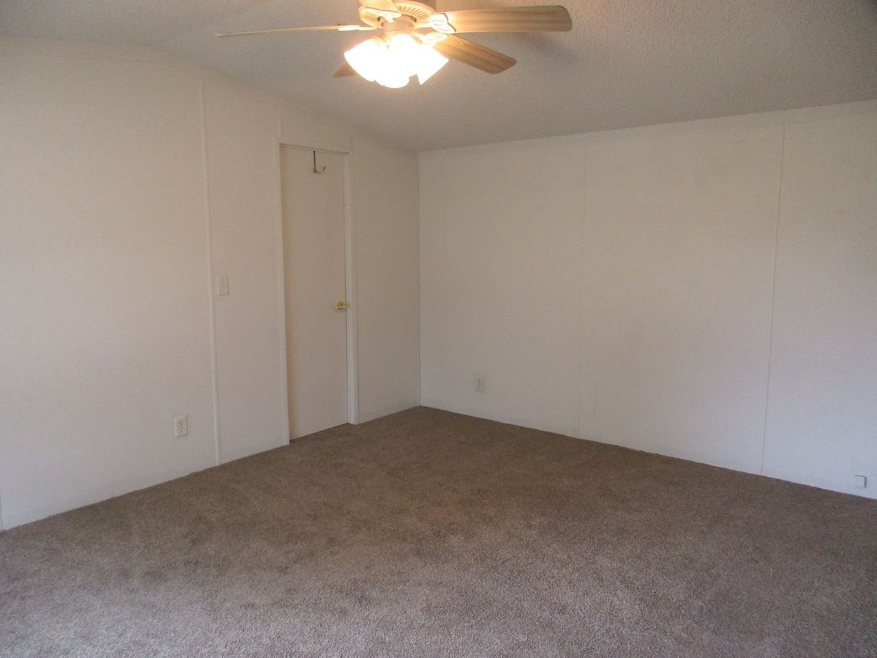 921 Seneca Dr - Photo 3 of 16