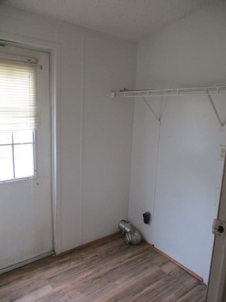 921 Seneca Dr - Photo 2 of 16