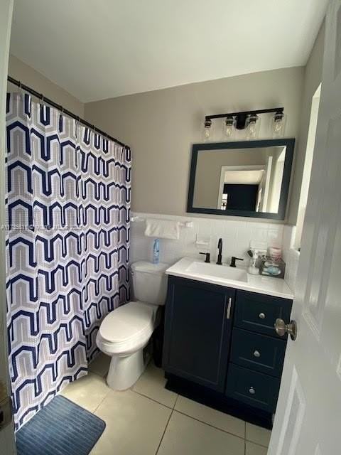 2560 Northeast 11th Court - Photo 3 of 13