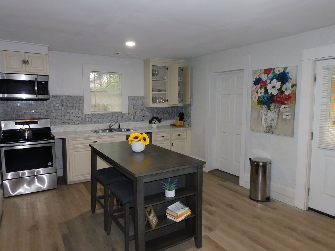 1332 Hillridge Dr - Photo 4 of 11