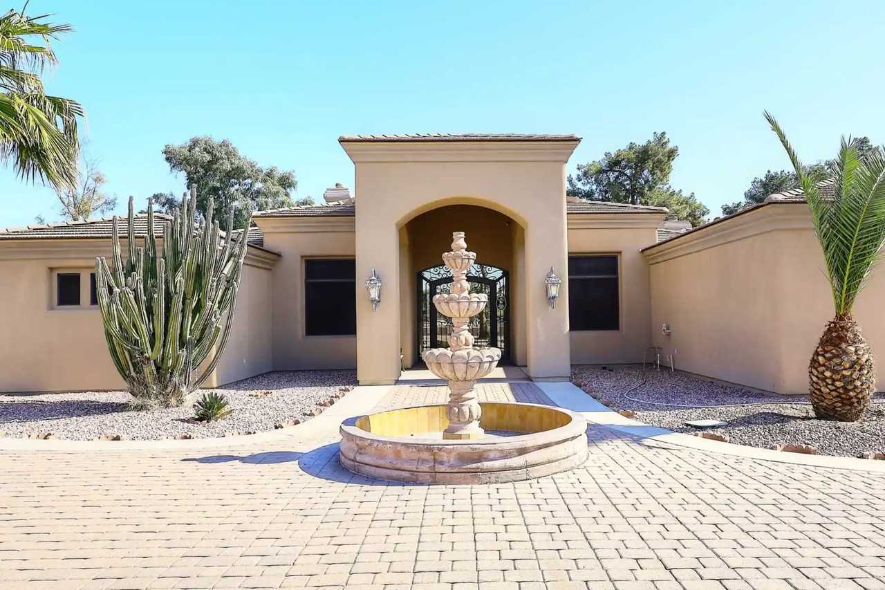 11615 N 56th St - Photo 2 of 10