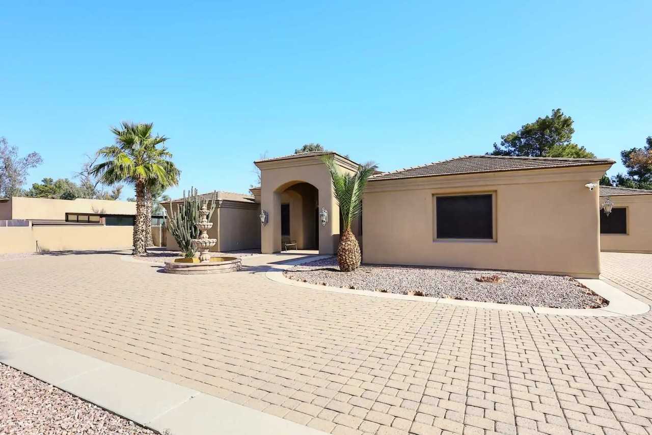 11615 N 56th St - Photo 3 of 10