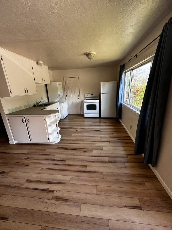 283 Phelps Ave - Photo 2 of 10