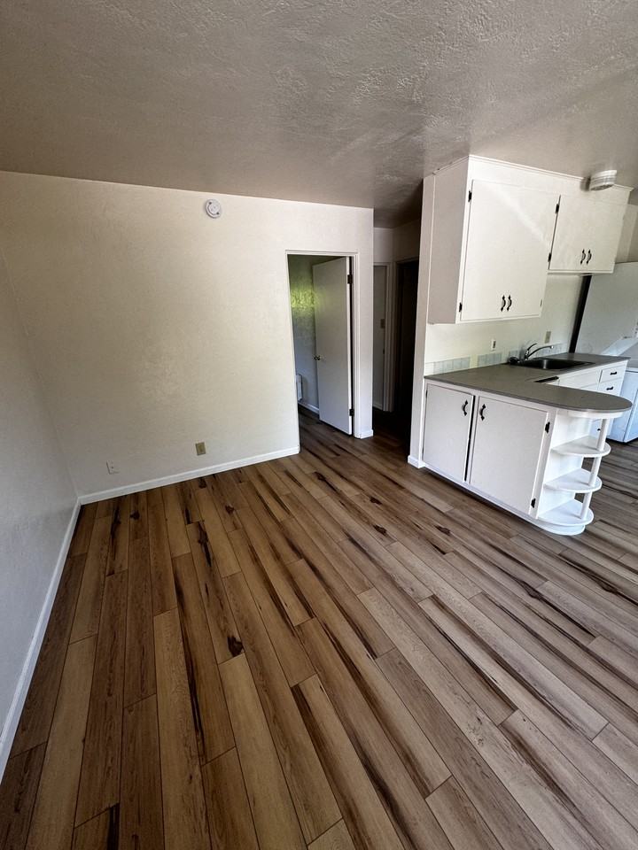 283 Phelps Ave - Photo 3 of 10