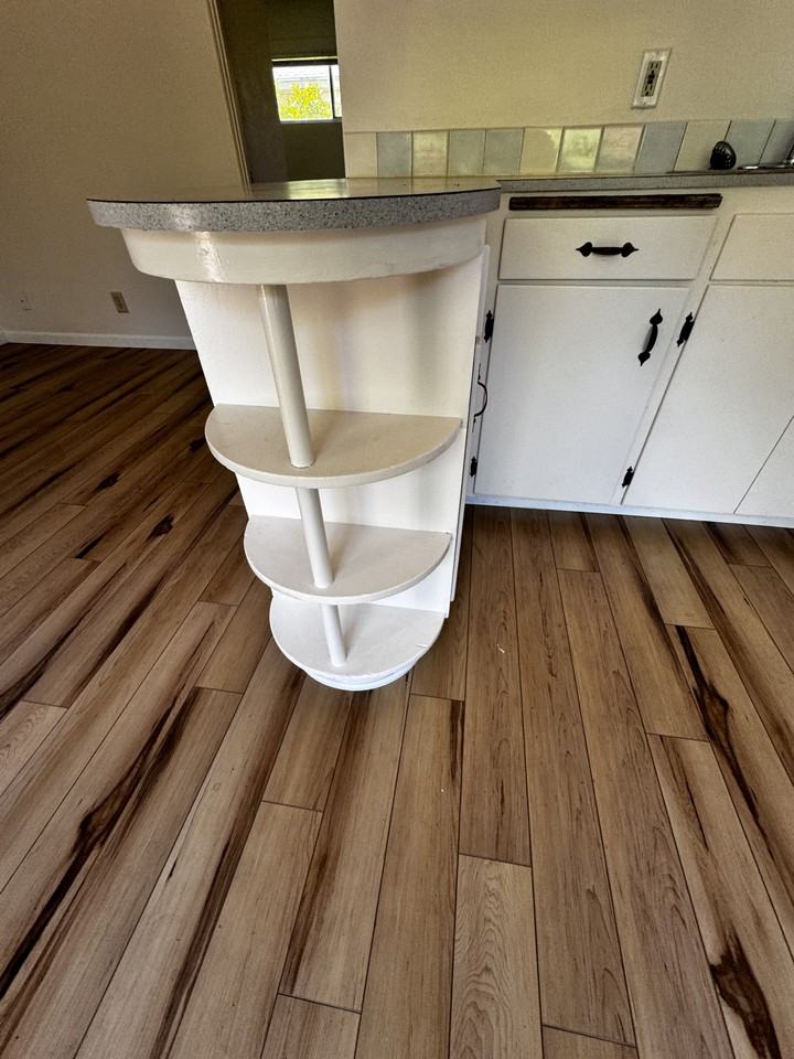 283 Phelps Ave - Photo 4 of 10