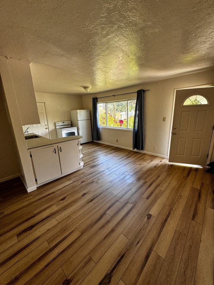 283 Phelps Ave - Photo 5 of 10