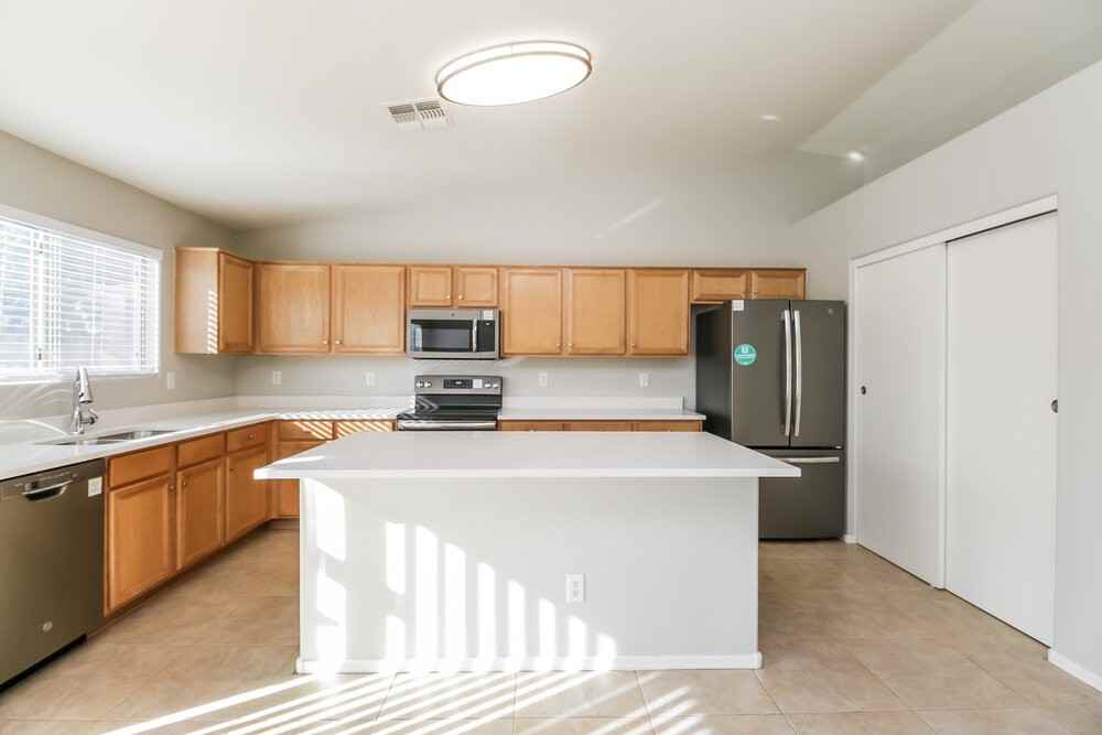 9283 W Mission Ln - Photo 7 of 16