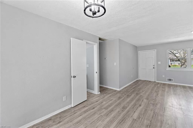 2520 E Lingard St - Photo 3 of 8