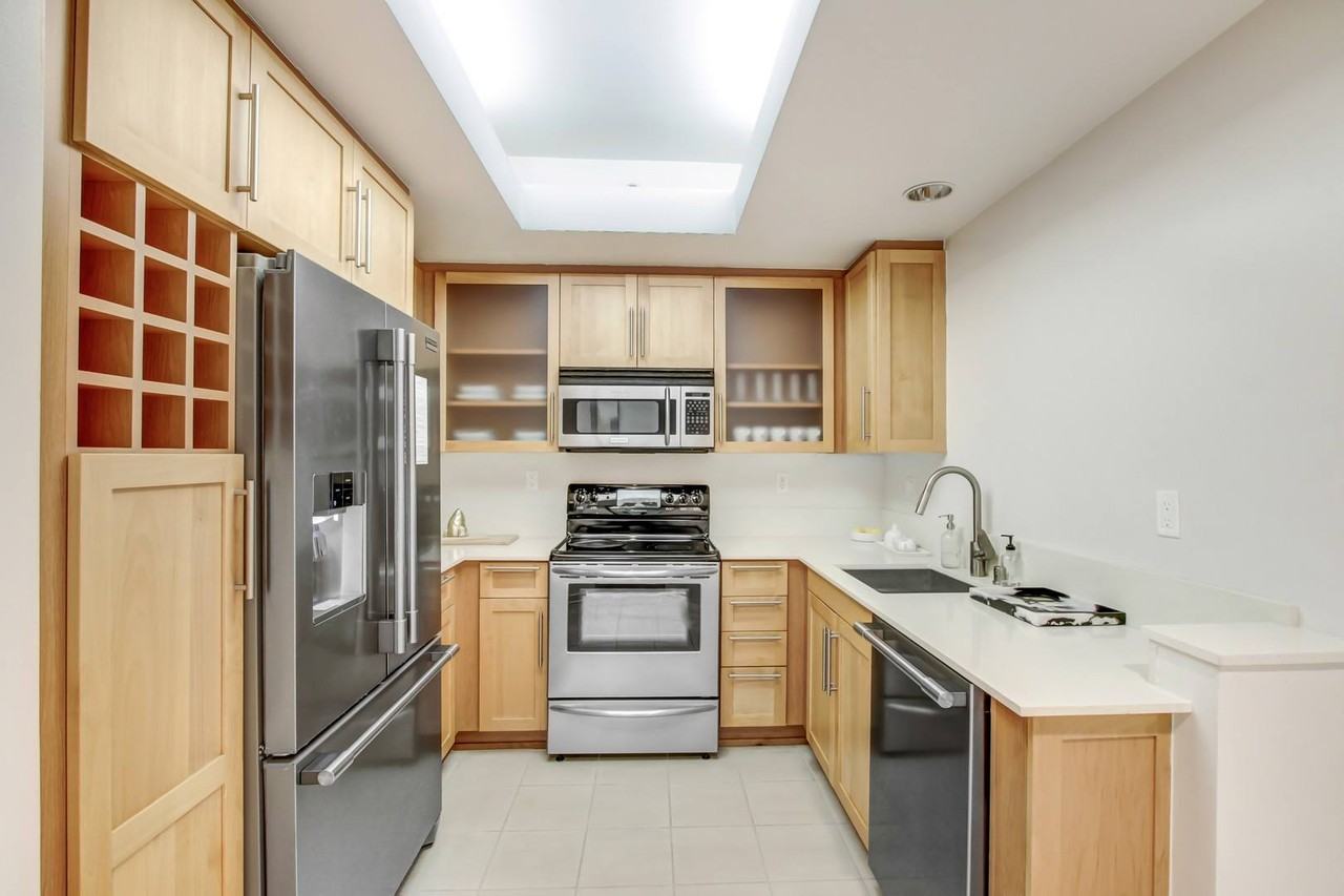 Wilshire Margot - Photo 2 of 50