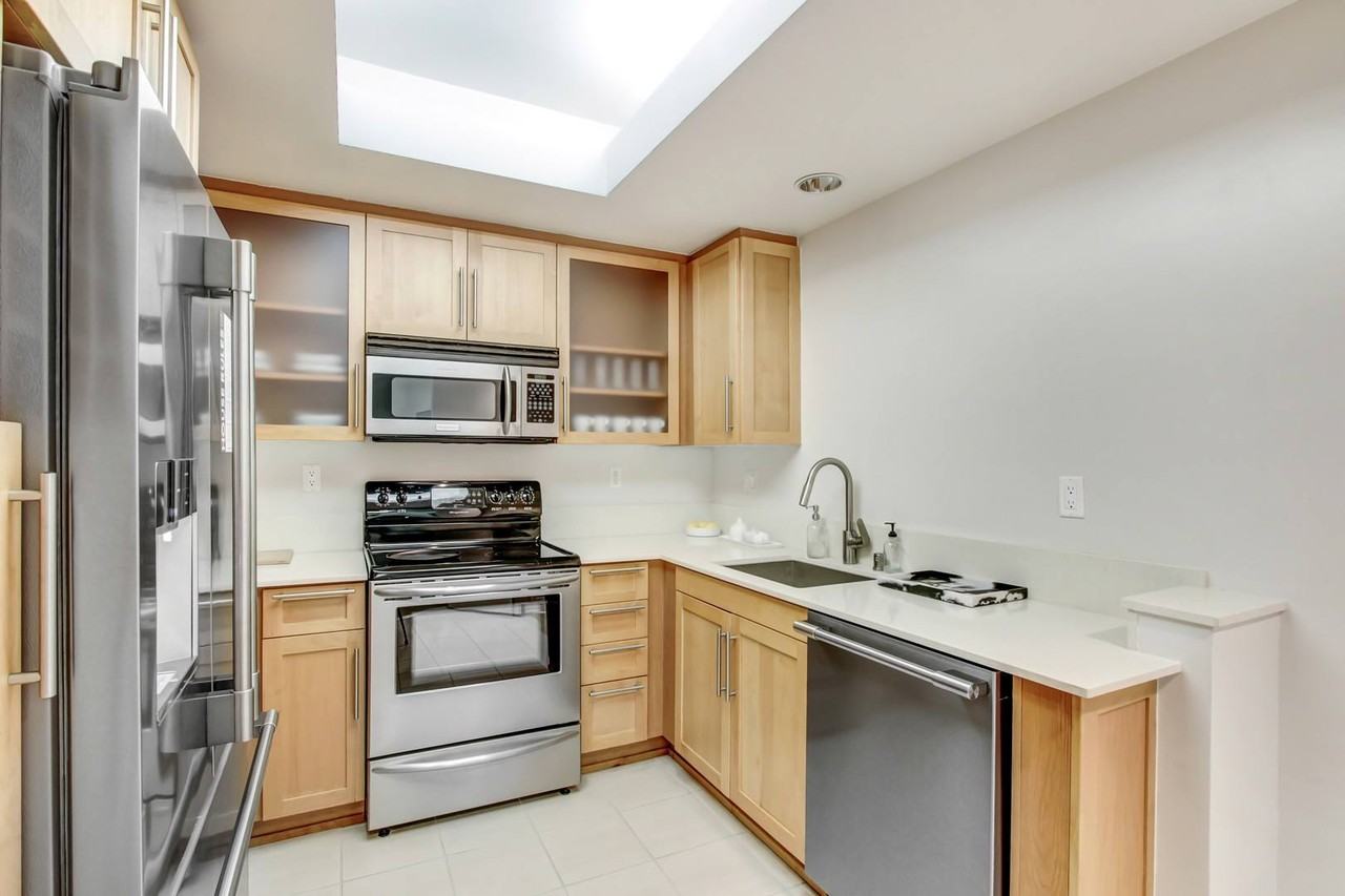 Wilshire Margot - Photo 3 of 50