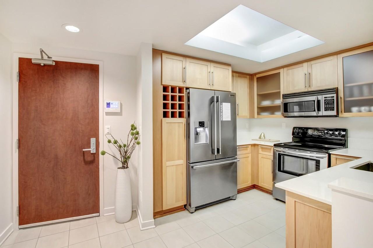 Wilshire Margot - Photo 4 of 50