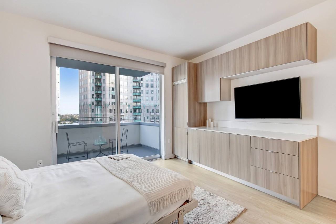 Wilshire Margot - Photo 7 of 50