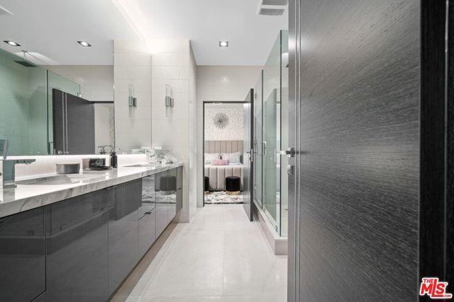 11241 Blix St - Photo 2 of 8